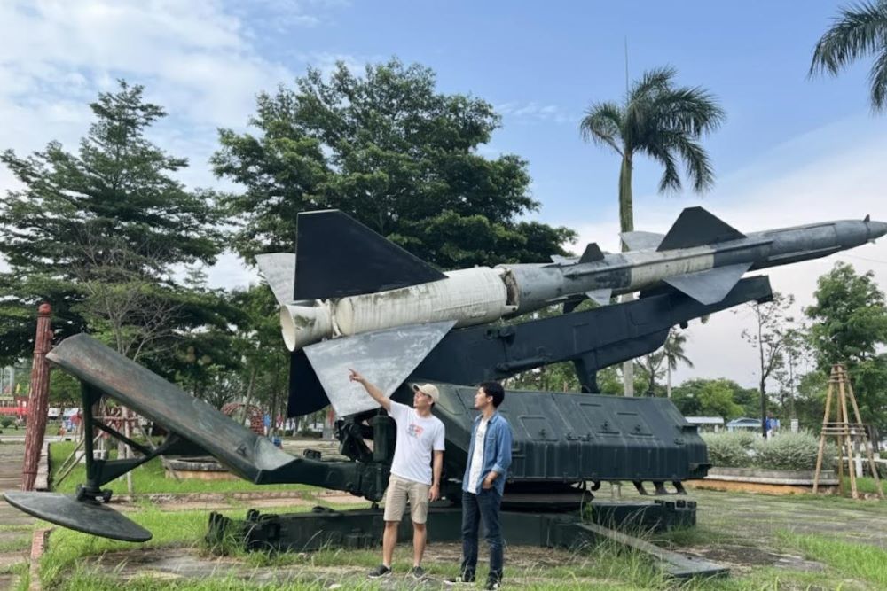 T&ecirc;n lửa SAM-2 l&agrave; biểu tượng của tr&iacute; tuệ qu&acirc;n sự Việt Nam, bắn hạ 29 ph&aacute;o đ&agrave;i bay B-52 trong chiến dịch Điện Bi&ecirc;n Phủ tr&ecirc;n kh&ocirc;ng năm 1972